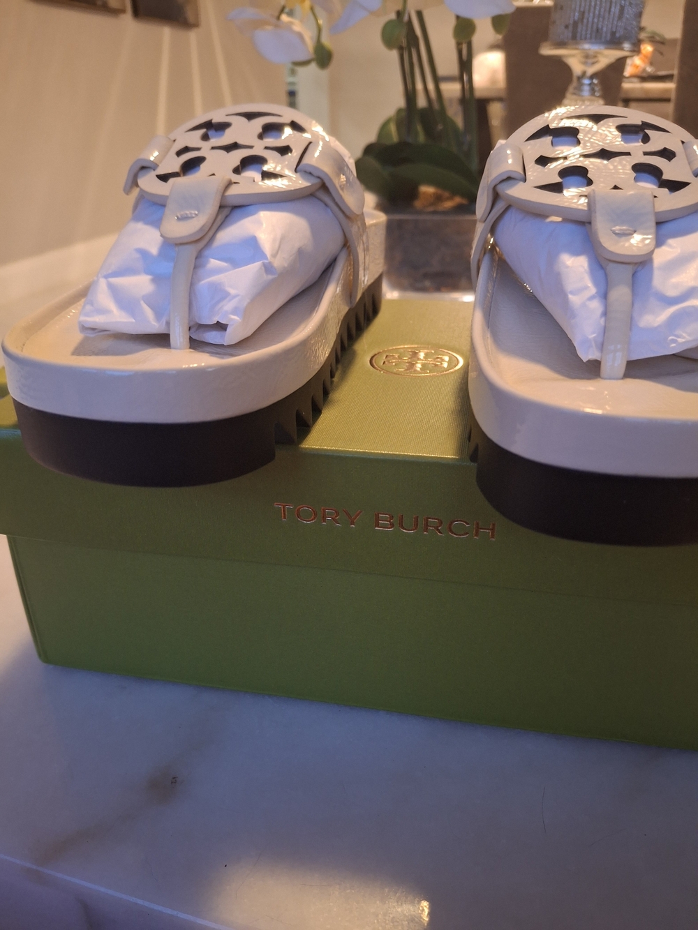Tory Burch Patent Leather Logo Thong Sandals in Ivory - Picture 5 of 9